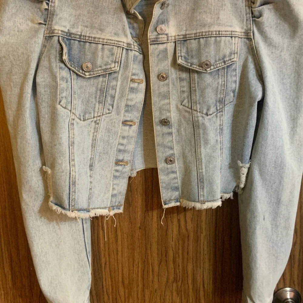 Light Blue Cropped Jean Jacket with Puff Sleeves - Picture 4 of 6
